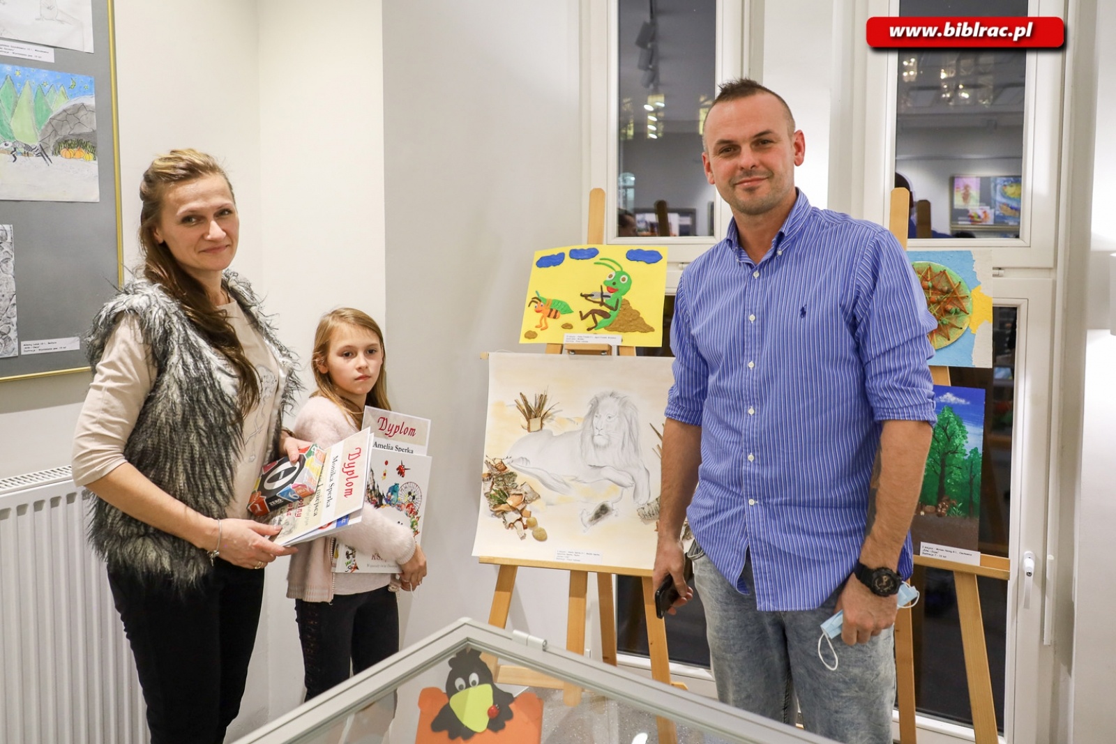 Zdjęcie w galerii na portalu naszraciborz.pl: W raciborskiej bibliotece rozdano nagrody w ogólnopolskim konkursie plastycznym wiadomości z regionu