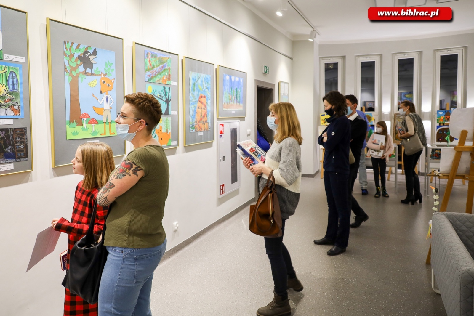 Zdjęcie w galerii na portalu naszraciborz.pl: W raciborskiej bibliotece rozdano nagrody w ogólnopolskim konkursie plastycznym wiadomości z regionu