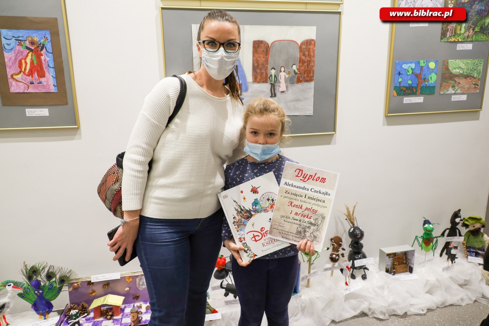 Zdjęcie w galerii na portalu naszraciborz.pl: W raciborskiej bibliotece rozdano nagrody w ogólnopolskim konkursie plastycznym wiadomości z regionu