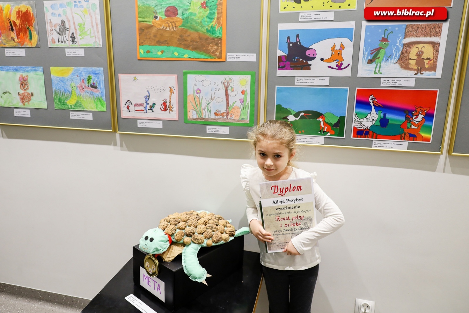Zdjęcie w galerii na portalu naszraciborz.pl: W raciborskiej bibliotece rozdano nagrody w ogólnopolskim konkursie plastycznym wiadomości z regionu