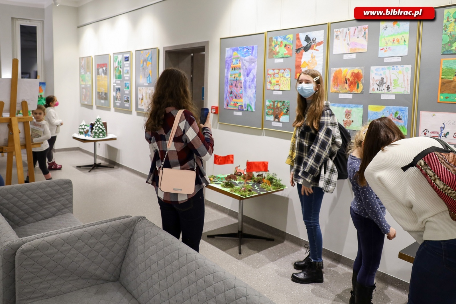 Zdjęcie w galerii na portalu naszraciborz.pl: W raciborskiej bibliotece rozdano nagrody w ogólnopolskim konkursie plastycznym wiadomości z regionu