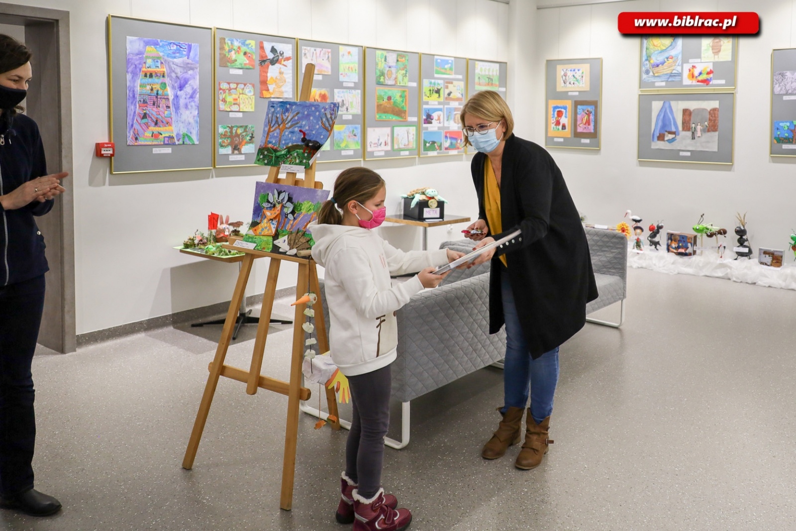 Zdjęcie w galerii na portalu naszraciborz.pl: W raciborskiej bibliotece rozdano nagrody w ogólnopolskim konkursie plastycznym wiadomości z regionu