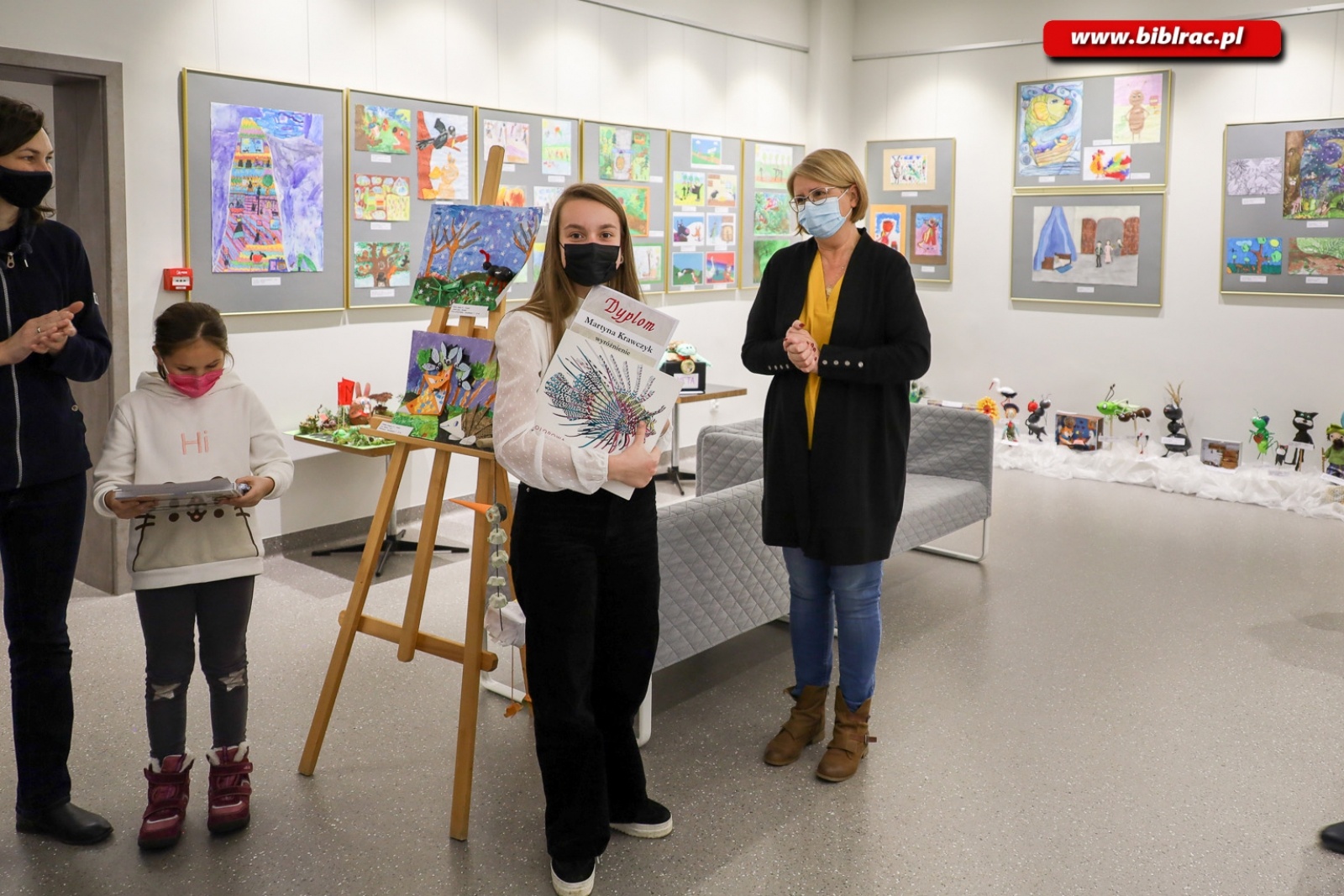 Zdjęcie w galerii na portalu naszraciborz.pl: W raciborskiej bibliotece rozdano nagrody w ogólnopolskim konkursie plastycznym wiadomości z regionu