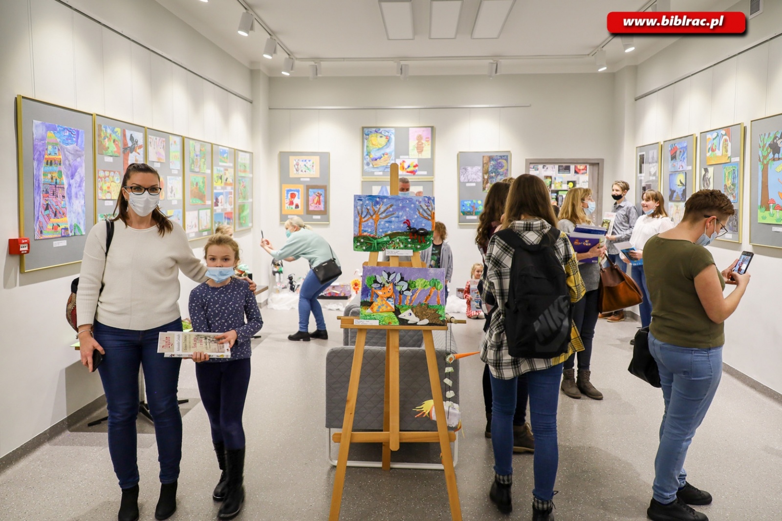 Zdjęcie w galerii na portalu naszraciborz.pl: W raciborskiej bibliotece rozdano nagrody w ogólnopolskim konkursie plastycznym wiadomości z regionu