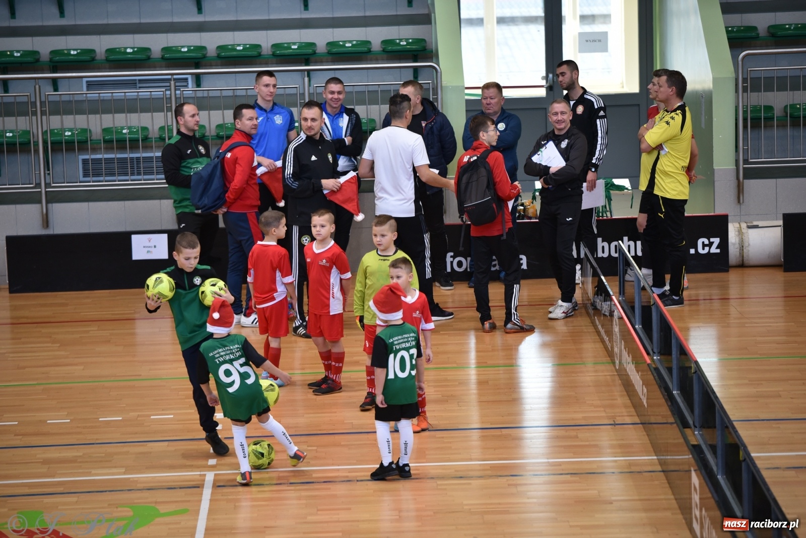 Zdjęcie w galerii na portalu naszraciborz.pl: Mikołajkowy turniej piłkarski w Arenie Rafako [FOTO i WIDEO] wiadomości z regionu