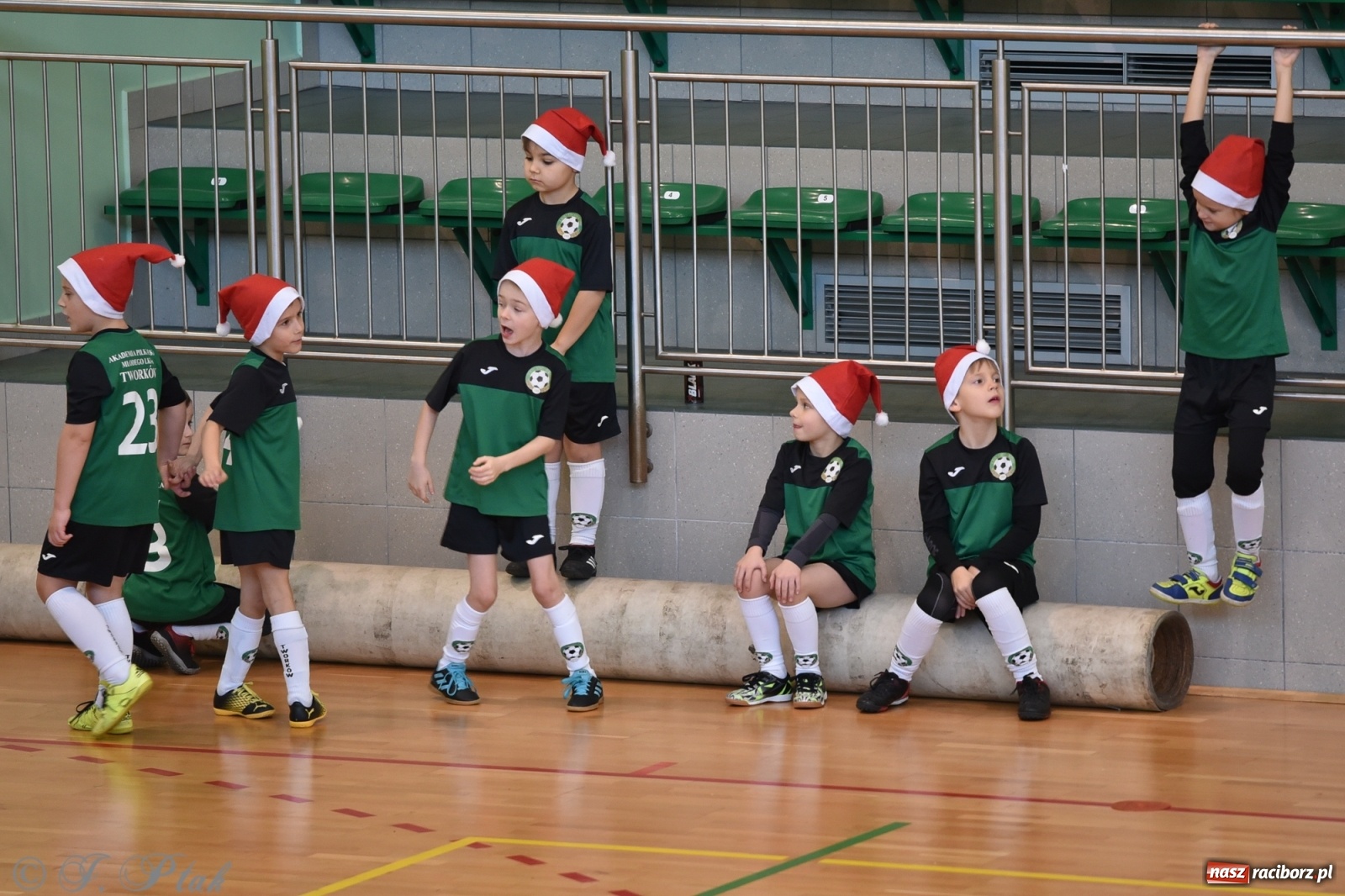 Zdjęcie w galerii na portalu naszraciborz.pl: Mikołajkowy turniej piłkarski w Arenie Rafako [FOTO i WIDEO] wiadomości z regionu