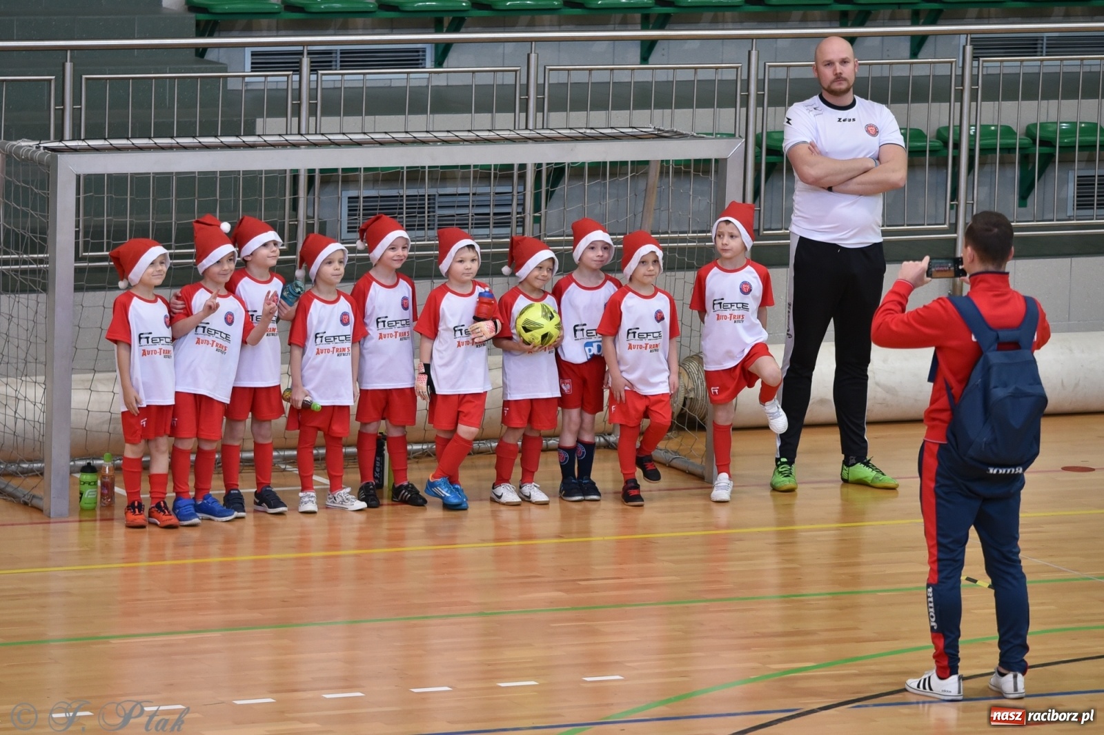 Zdjęcie w galerii na portalu naszraciborz.pl: Mikołajkowy turniej piłkarski w Arenie Rafako [FOTO i WIDEO] wiadomości z regionu