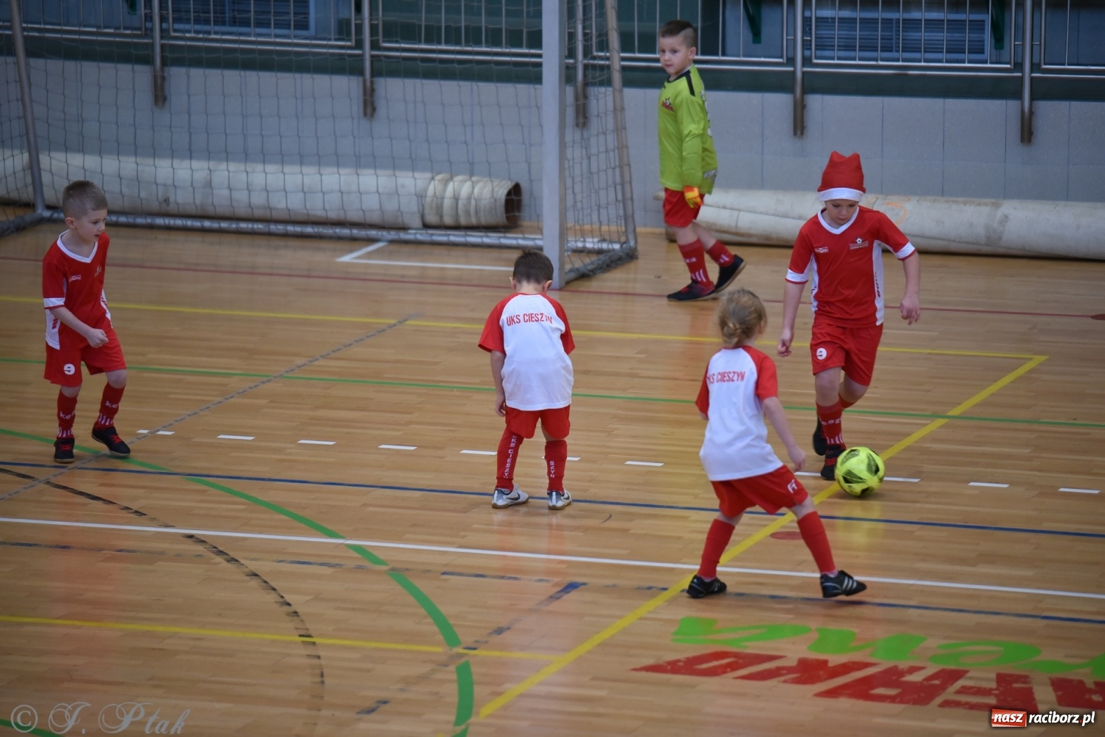 Zdjęcie w galerii na portalu naszraciborz.pl: Mikołajkowy turniej piłkarski w Arenie Rafako [FOTO i WIDEO] wiadomości z regionu