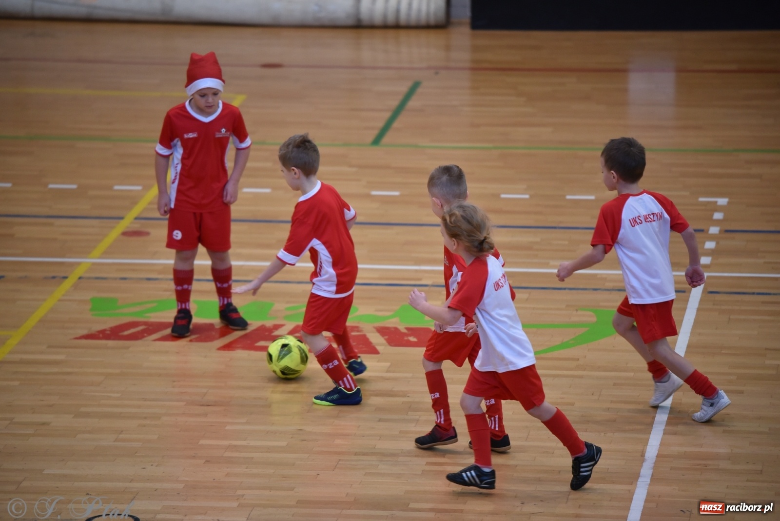 Zdjęcie w galerii na portalu naszraciborz.pl: Mikołajkowy turniej piłkarski w Arenie Rafako [FOTO i WIDEO] wiadomości z regionu