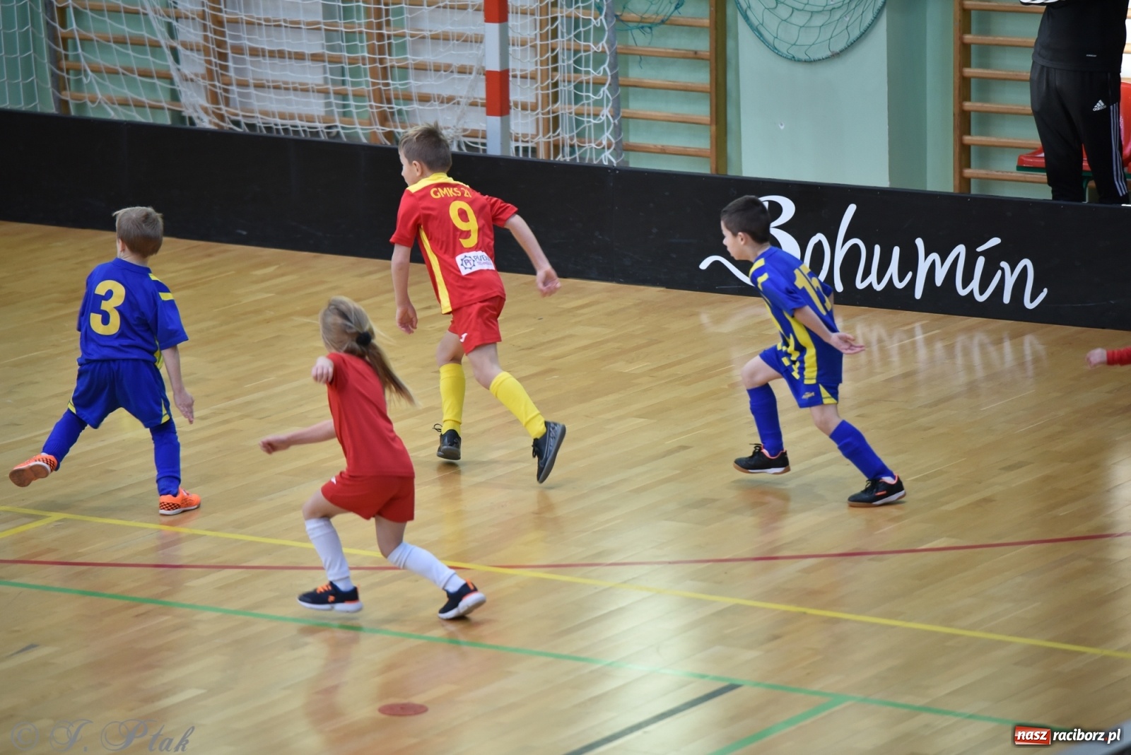 Zdjęcie w galerii na portalu naszraciborz.pl: Mikołajkowy turniej piłkarski w Arenie Rafako [FOTO i WIDEO] wiadomości z regionu