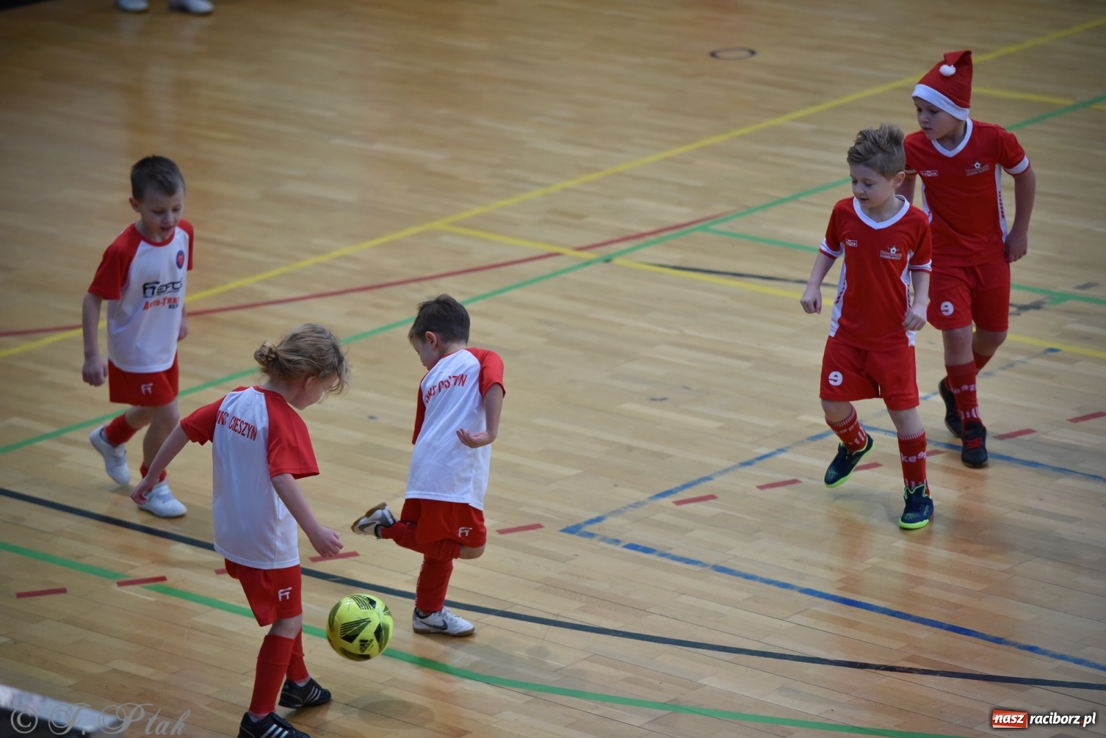 Zdjęcie w galerii na portalu naszraciborz.pl: Mikołajkowy turniej piłkarski w Arenie Rafako [FOTO i WIDEO] wiadomości z regionu