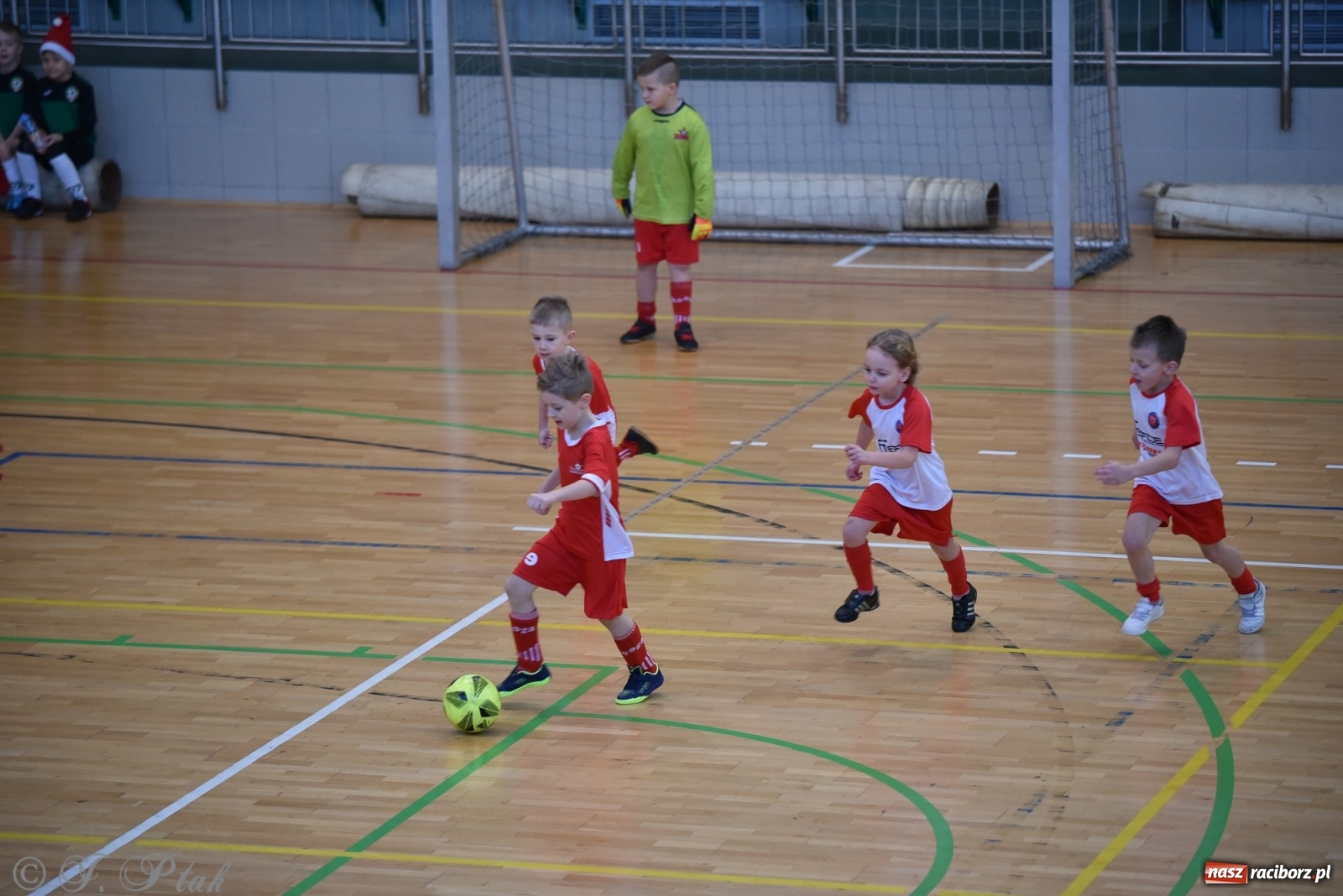 Zdjęcie w galerii na portalu naszraciborz.pl: Mikołajkowy turniej piłkarski w Arenie Rafako [FOTO i WIDEO] wiadomości z regionu