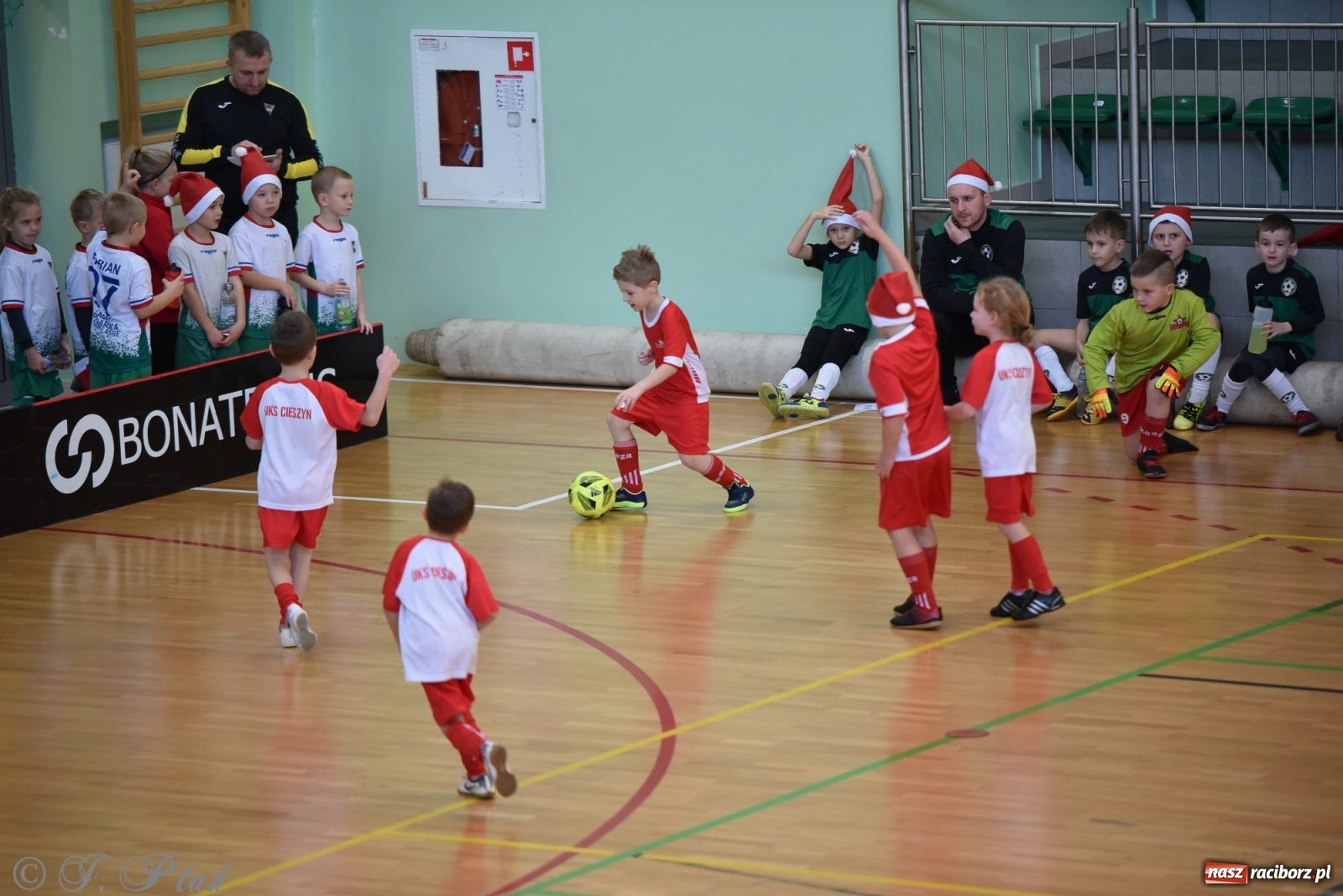 Zdjęcie w galerii na portalu naszraciborz.pl: Mikołajkowy turniej piłkarski w Arenie Rafako [FOTO i WIDEO] wiadomości z regionu
