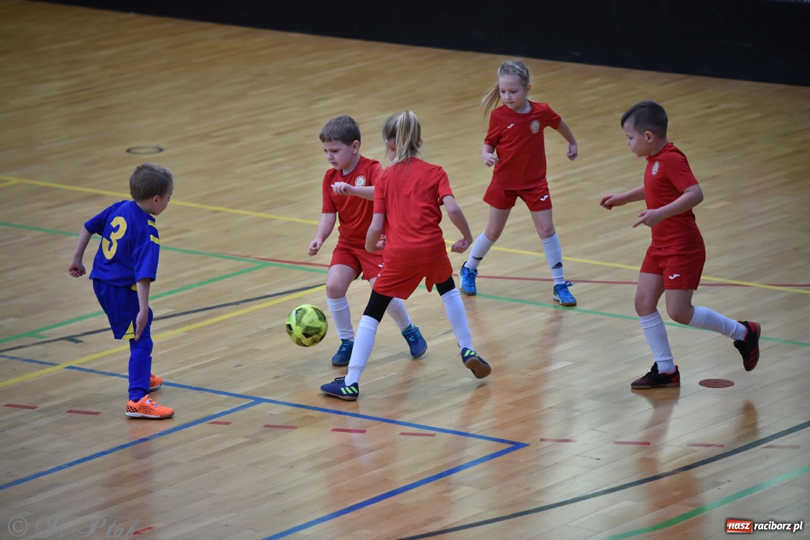 Zdjęcie w galerii na portalu naszraciborz.pl: Mikołajkowy turniej piłkarski w Arenie Rafako [FOTO i WIDEO] wiadomości z regionu