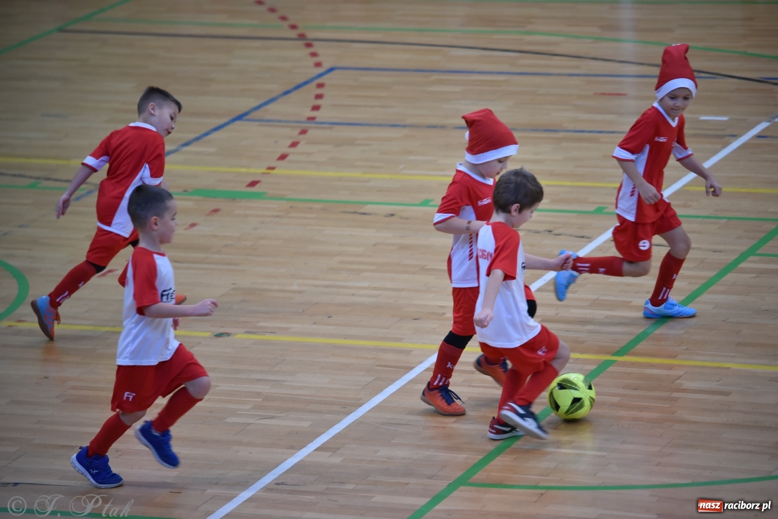 Zdjęcie w galerii na portalu naszraciborz.pl: Mikołajkowy turniej piłkarski w Arenie Rafako [FOTO i WIDEO] wiadomości z regionu