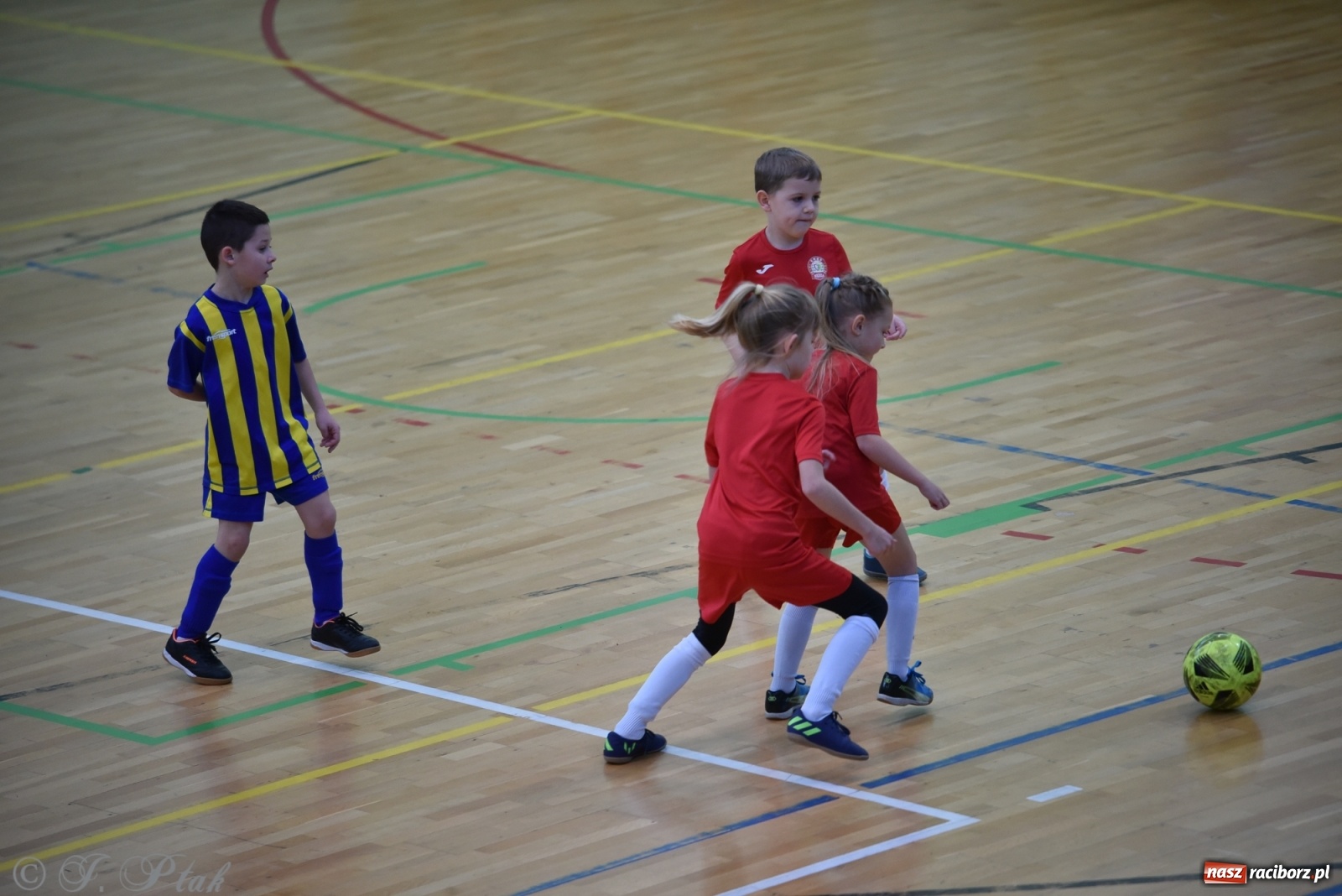 Zdjęcie w galerii na portalu naszraciborz.pl: Mikołajkowy turniej piłkarski w Arenie Rafako [FOTO i WIDEO] wiadomości z regionu