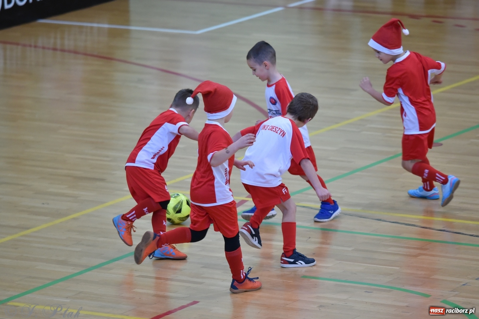 Zdjęcie w galerii na portalu naszraciborz.pl: Mikołajkowy turniej piłkarski w Arenie Rafako [FOTO i WIDEO] wiadomości z regionu
