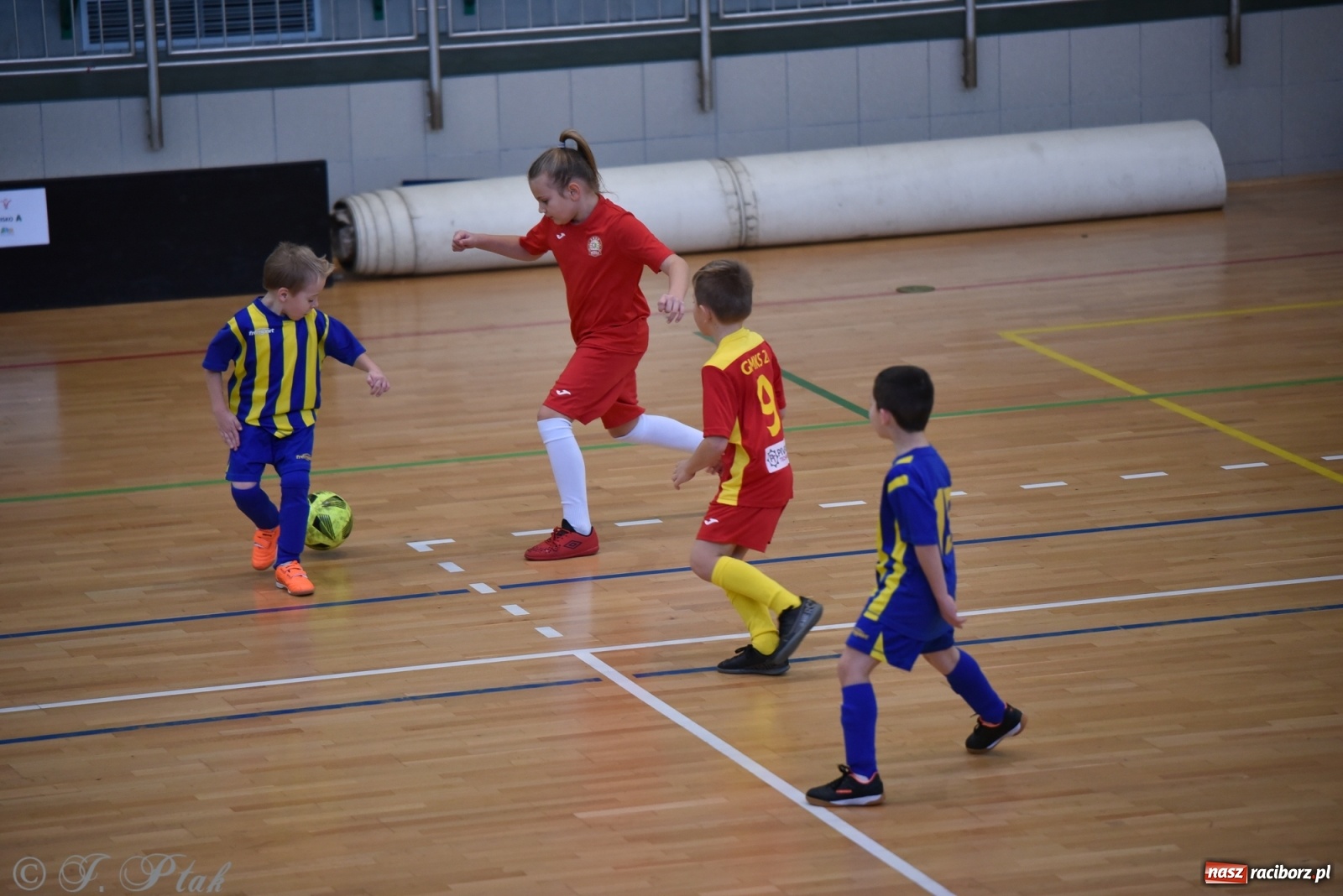 Zdjęcie w galerii na portalu naszraciborz.pl: Mikołajkowy turniej piłkarski w Arenie Rafako [FOTO i WIDEO] wiadomości z regionu