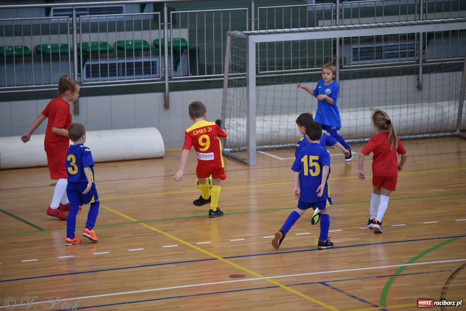 Zdjęcie w galerii na portalu naszraciborz.pl: Mikołajkowy turniej piłkarski w Arenie Rafako [FOTO i WIDEO] wiadomości z regionu