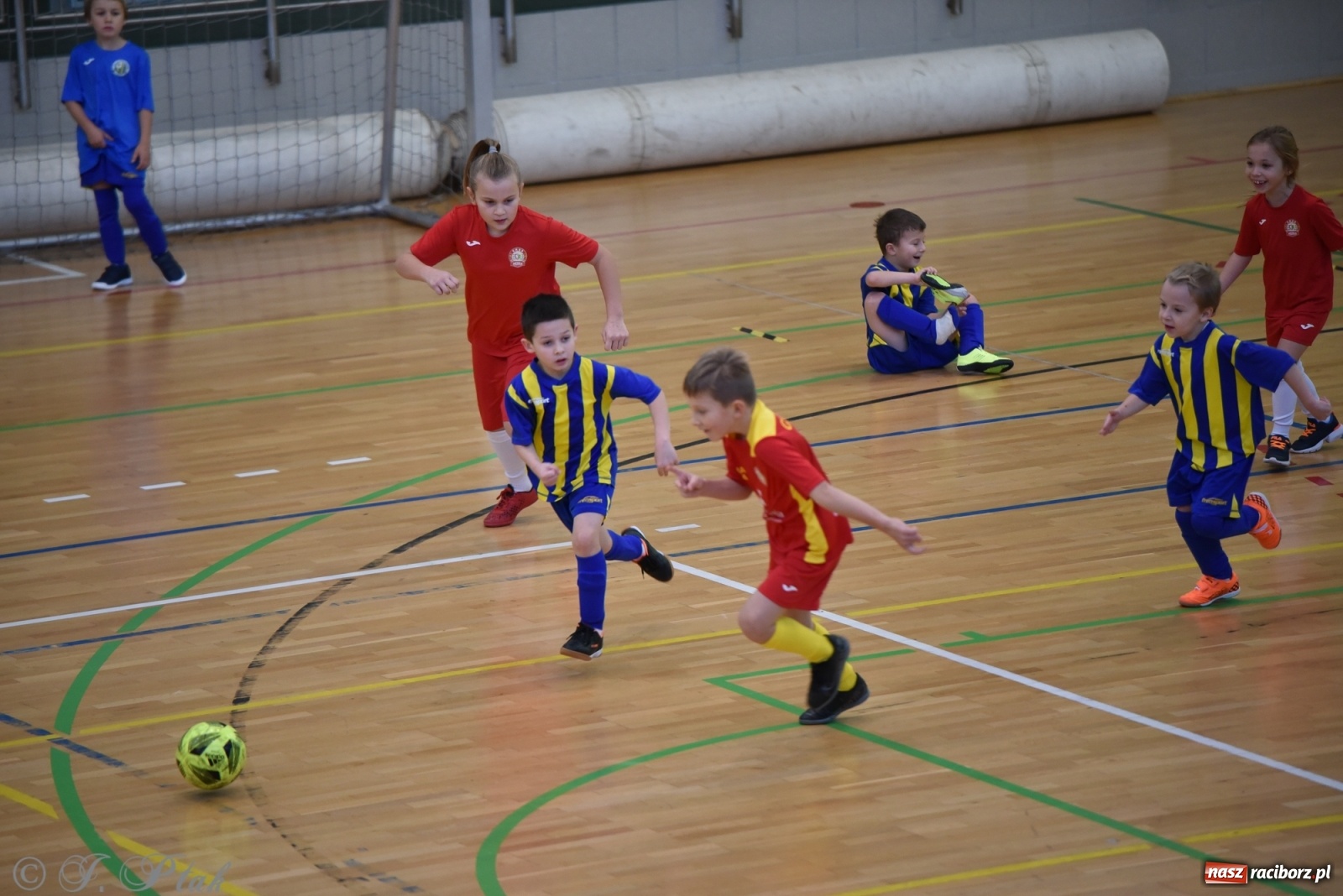 Zdjęcie w galerii na portalu naszraciborz.pl: Mikołajkowy turniej piłkarski w Arenie Rafako [FOTO i WIDEO] wiadomości z regionu