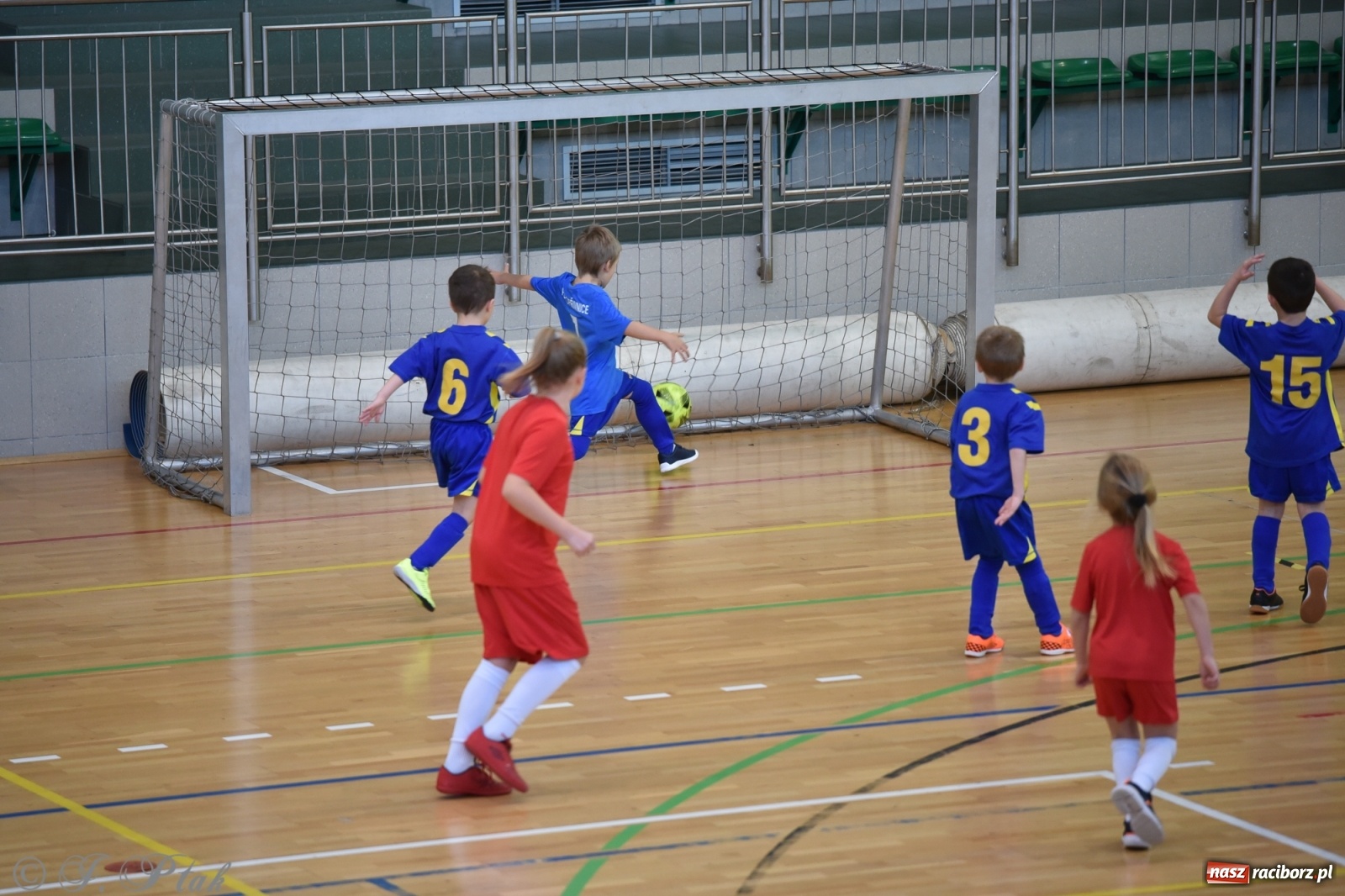 Zdjęcie w galerii na portalu naszraciborz.pl: Mikołajkowy turniej piłkarski w Arenie Rafako [FOTO i WIDEO] wiadomości z regionu