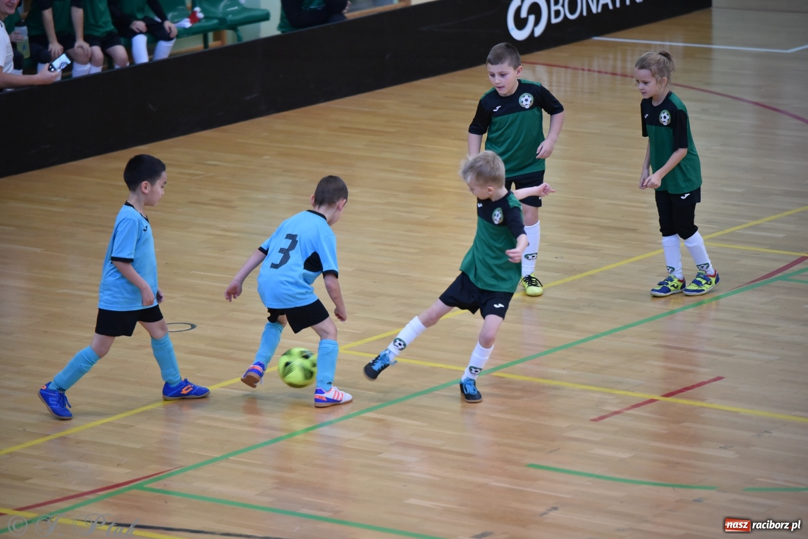 Zdjęcie w galerii na portalu naszraciborz.pl: Mikołajkowy turniej piłkarski w Arenie Rafako [FOTO i WIDEO] wiadomości z regionu