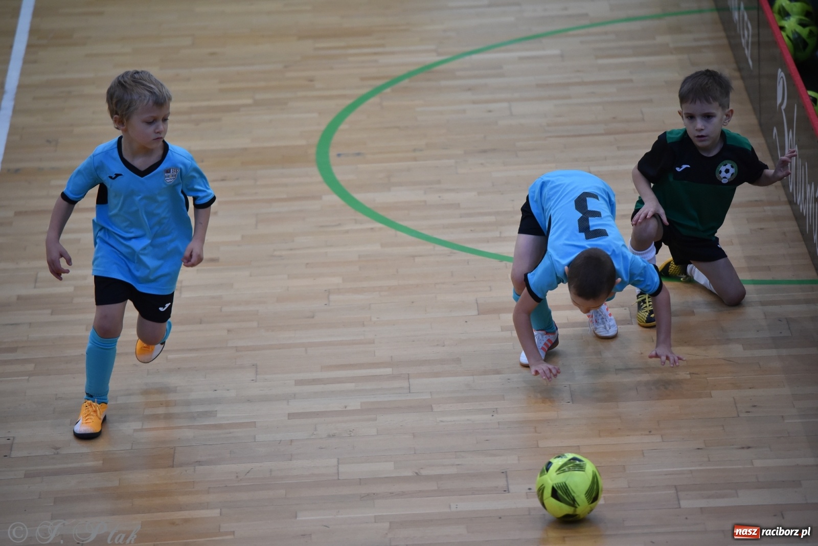 Zdjęcie w galerii na portalu naszraciborz.pl: Mikołajkowy turniej piłkarski w Arenie Rafako [FOTO i WIDEO] wiadomości z regionu
