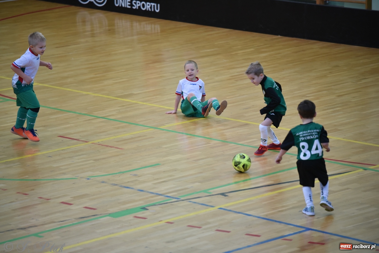 Zdjęcie w galerii na portalu naszraciborz.pl: Mikołajkowy turniej piłkarski w Arenie Rafako [FOTO i WIDEO] wiadomości z regionu