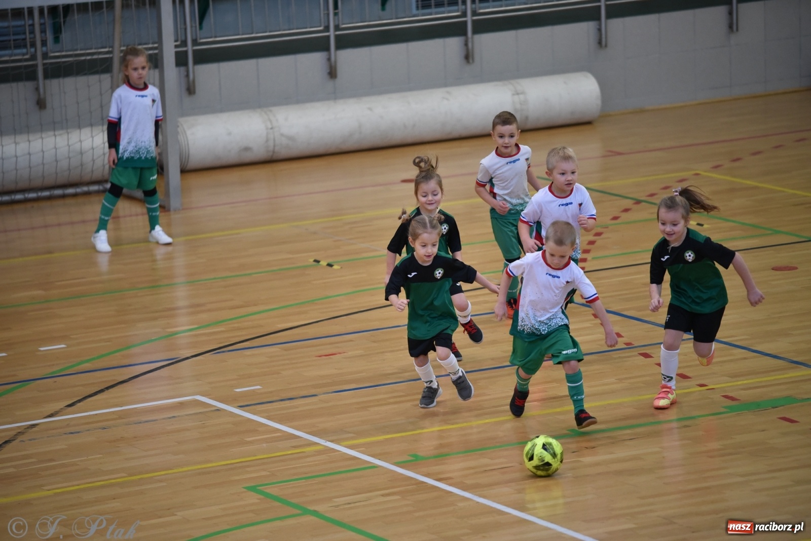 Zdjęcie w galerii na portalu naszraciborz.pl: Mikołajkowy turniej piłkarski w Arenie Rafako [FOTO i WIDEO] wiadomości z regionu