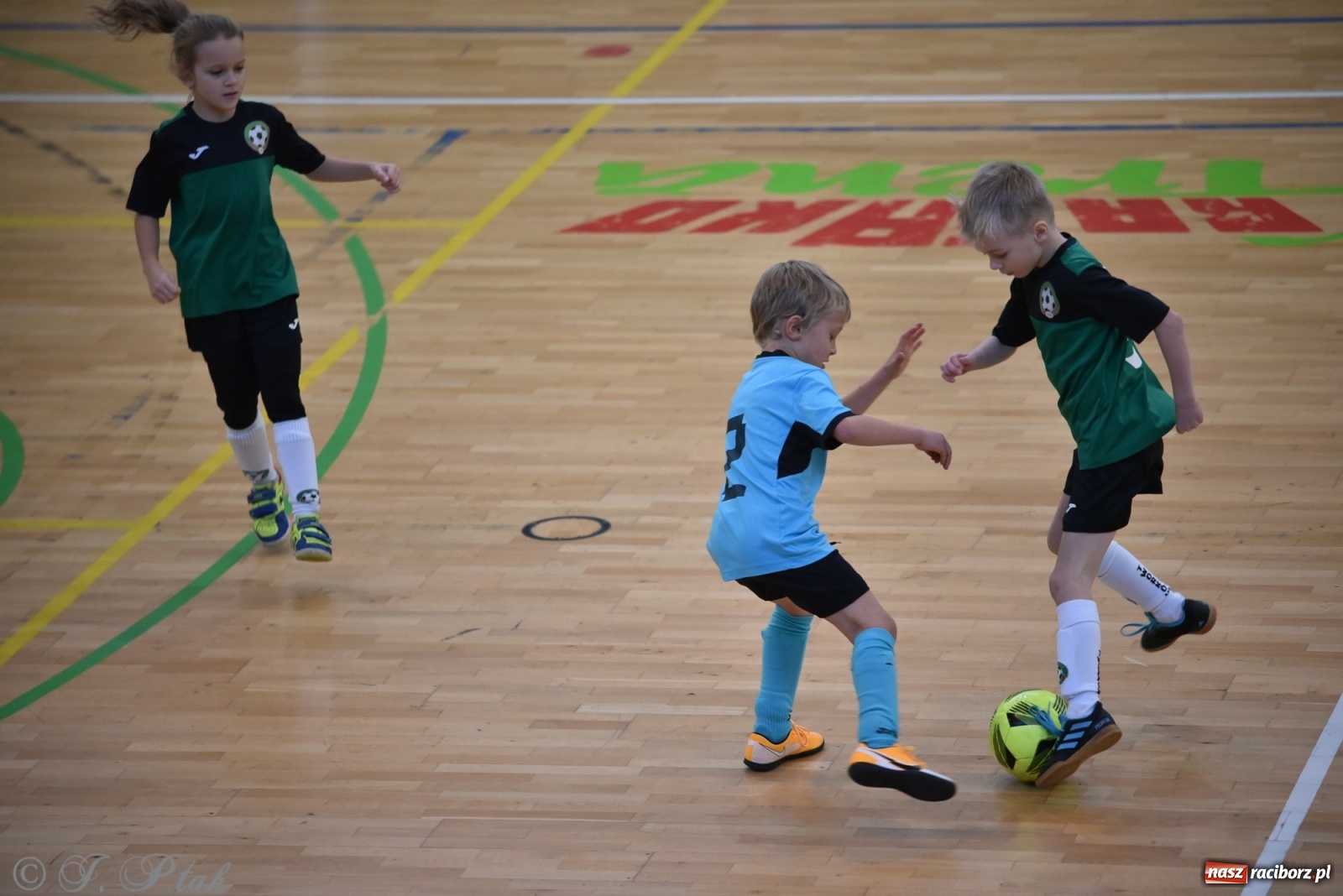 Zdjęcie w galerii na portalu naszraciborz.pl: Mikołajkowy turniej piłkarski w Arenie Rafako [FOTO i WIDEO] wiadomości z regionu