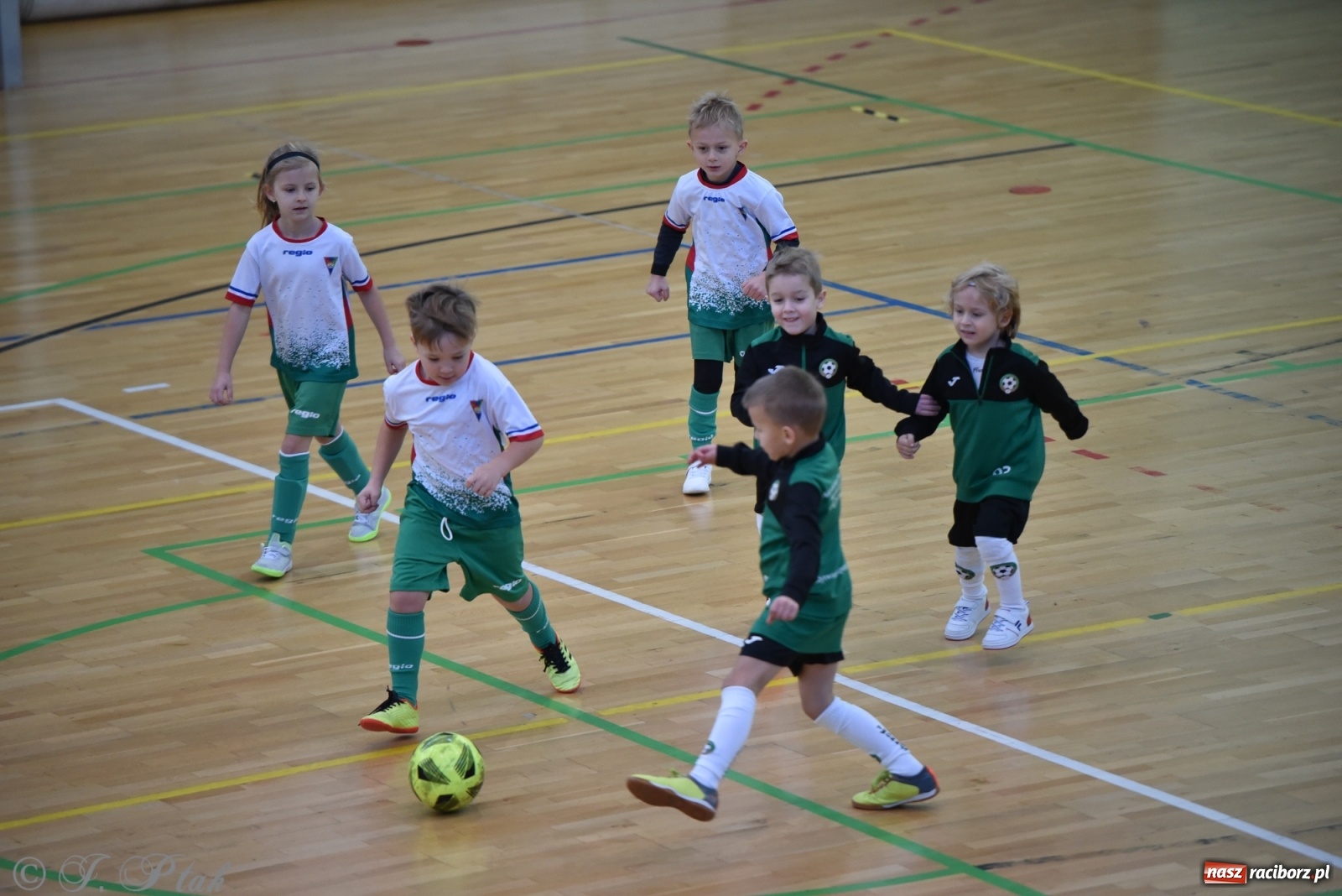 Zdjęcie w galerii na portalu naszraciborz.pl: Mikołajkowy turniej piłkarski w Arenie Rafako [FOTO i WIDEO] wiadomości z regionu