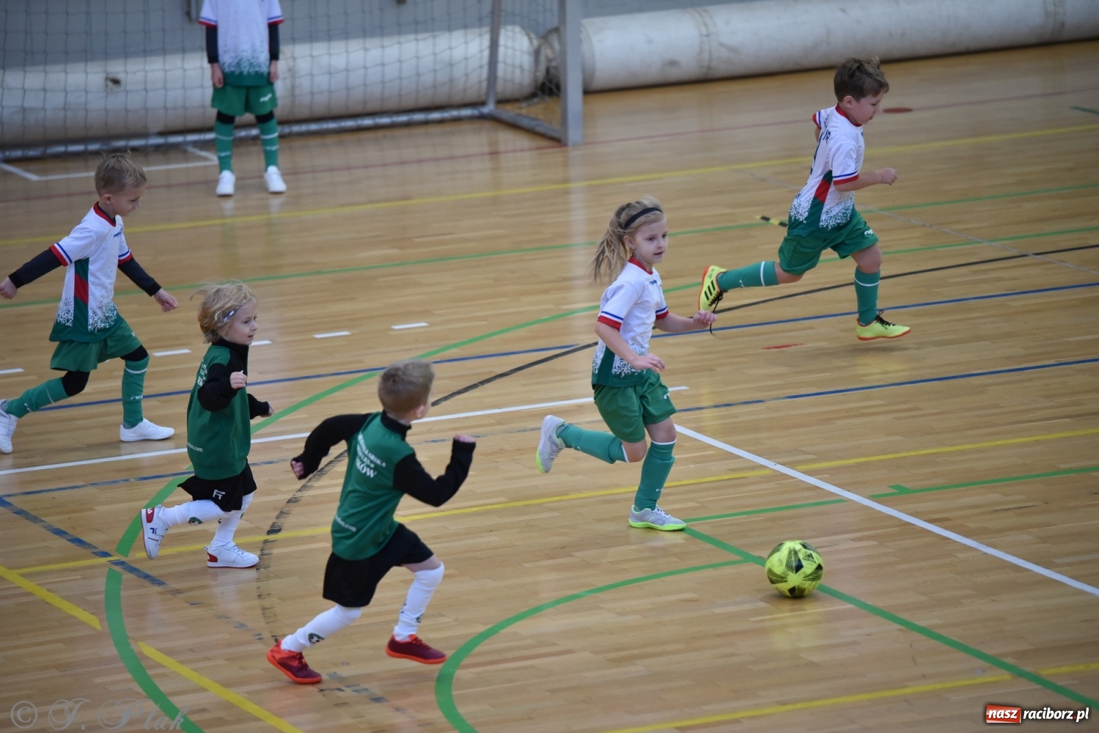 Zdjęcie w galerii na portalu naszraciborz.pl: Mikołajkowy turniej piłkarski w Arenie Rafako [FOTO i WIDEO] wiadomości z regionu