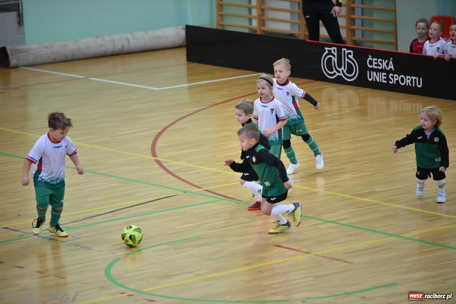 Zdjęcie w galerii na portalu naszraciborz.pl: Mikołajkowy turniej piłkarski w Arenie Rafako [FOTO i WIDEO] wiadomości z regionu