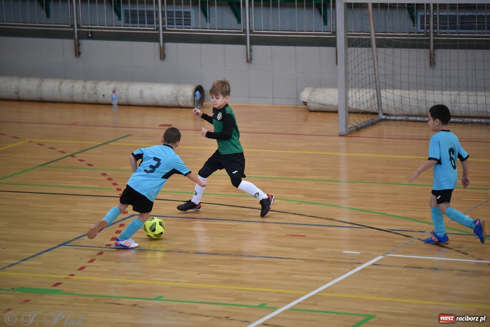 Zdjęcie w galerii na portalu naszraciborz.pl: Mikołajkowy turniej piłkarski w Arenie Rafako [FOTO i WIDEO] wiadomości z regionu