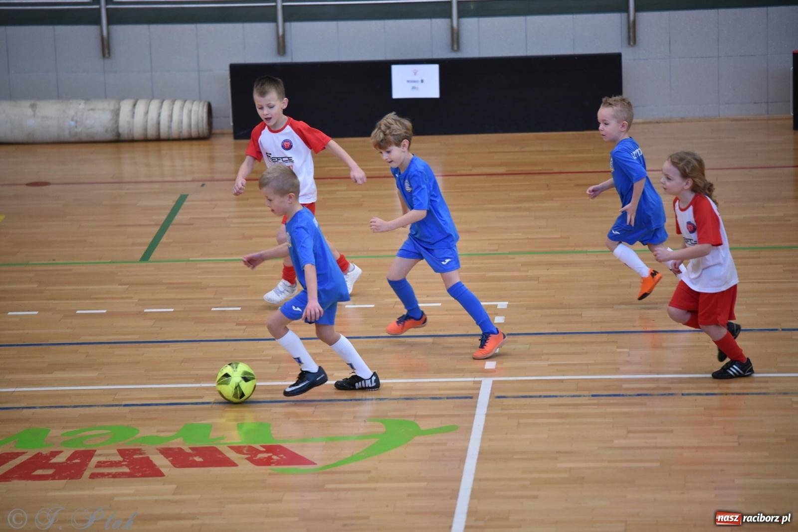Zdjęcie w galerii na portalu naszraciborz.pl: Mikołajkowy turniej piłkarski w Arenie Rafako [FOTO i WIDEO] wiadomości z regionu