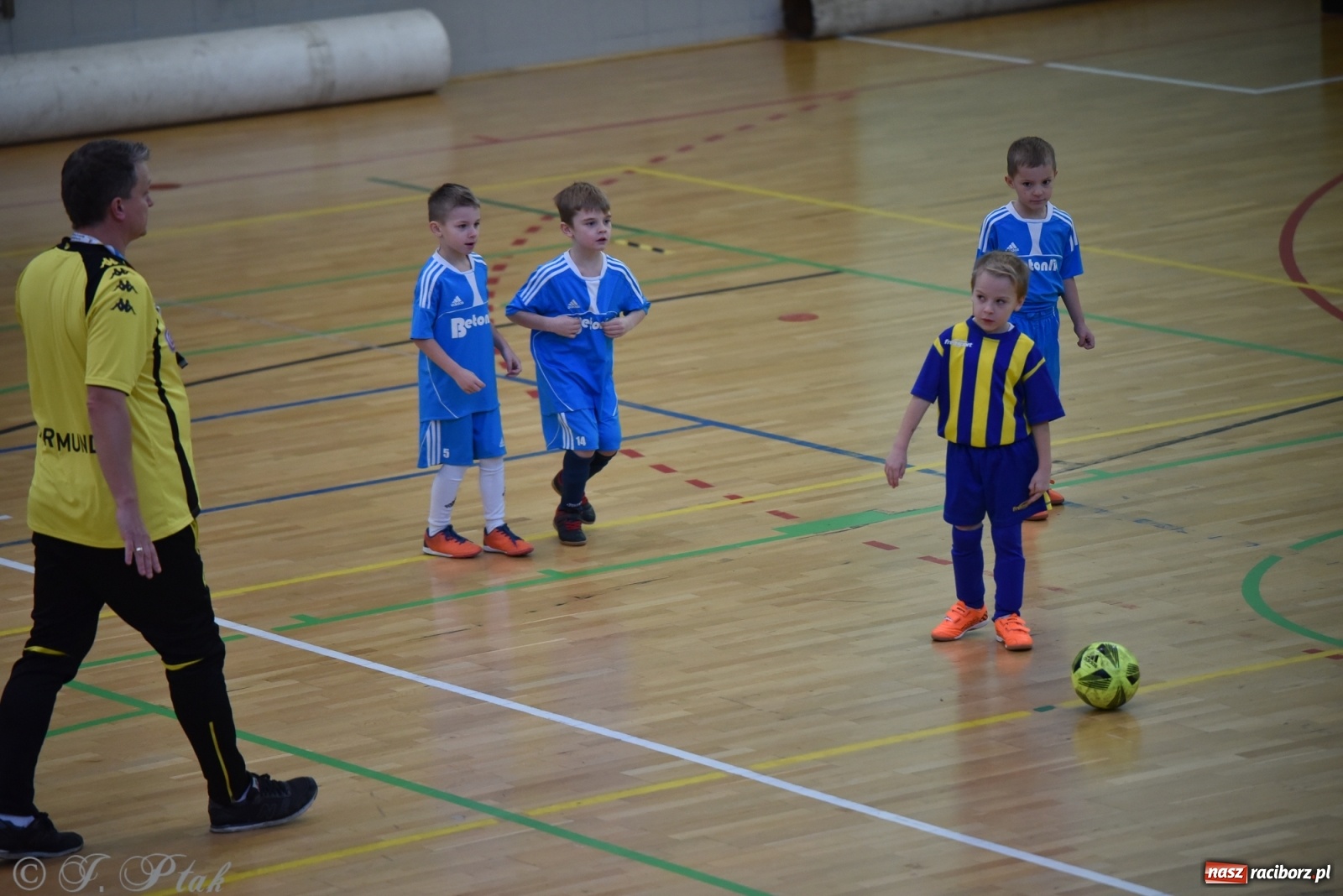 Zdjęcie w galerii na portalu naszraciborz.pl: Mikołajkowy turniej piłkarski w Arenie Rafako [FOTO i WIDEO] wiadomości z regionu