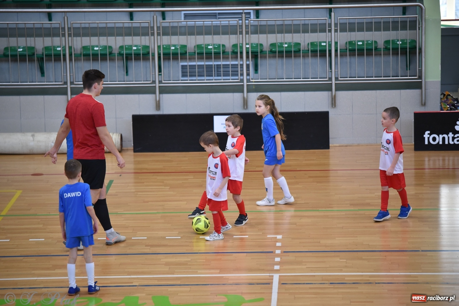 Zdjęcie w galerii na portalu naszraciborz.pl: Mikołajkowy turniej piłkarski w Arenie Rafako [FOTO i WIDEO] wiadomości z regionu
