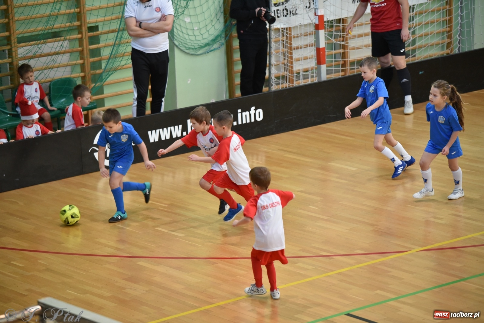 Zdjęcie w galerii na portalu naszraciborz.pl: Mikołajkowy turniej piłkarski w Arenie Rafako [FOTO i WIDEO] wiadomości z regionu