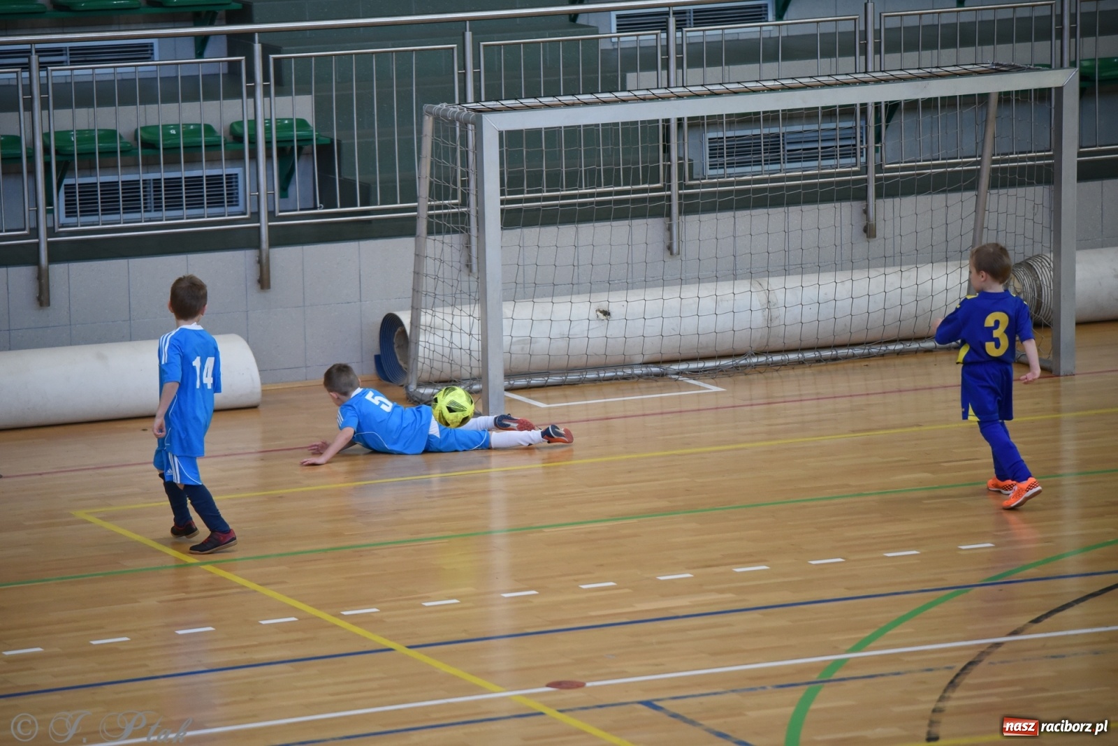 Zdjęcie w galerii na portalu naszraciborz.pl: Mikołajkowy turniej piłkarski w Arenie Rafako [FOTO i WIDEO] wiadomości z regionu