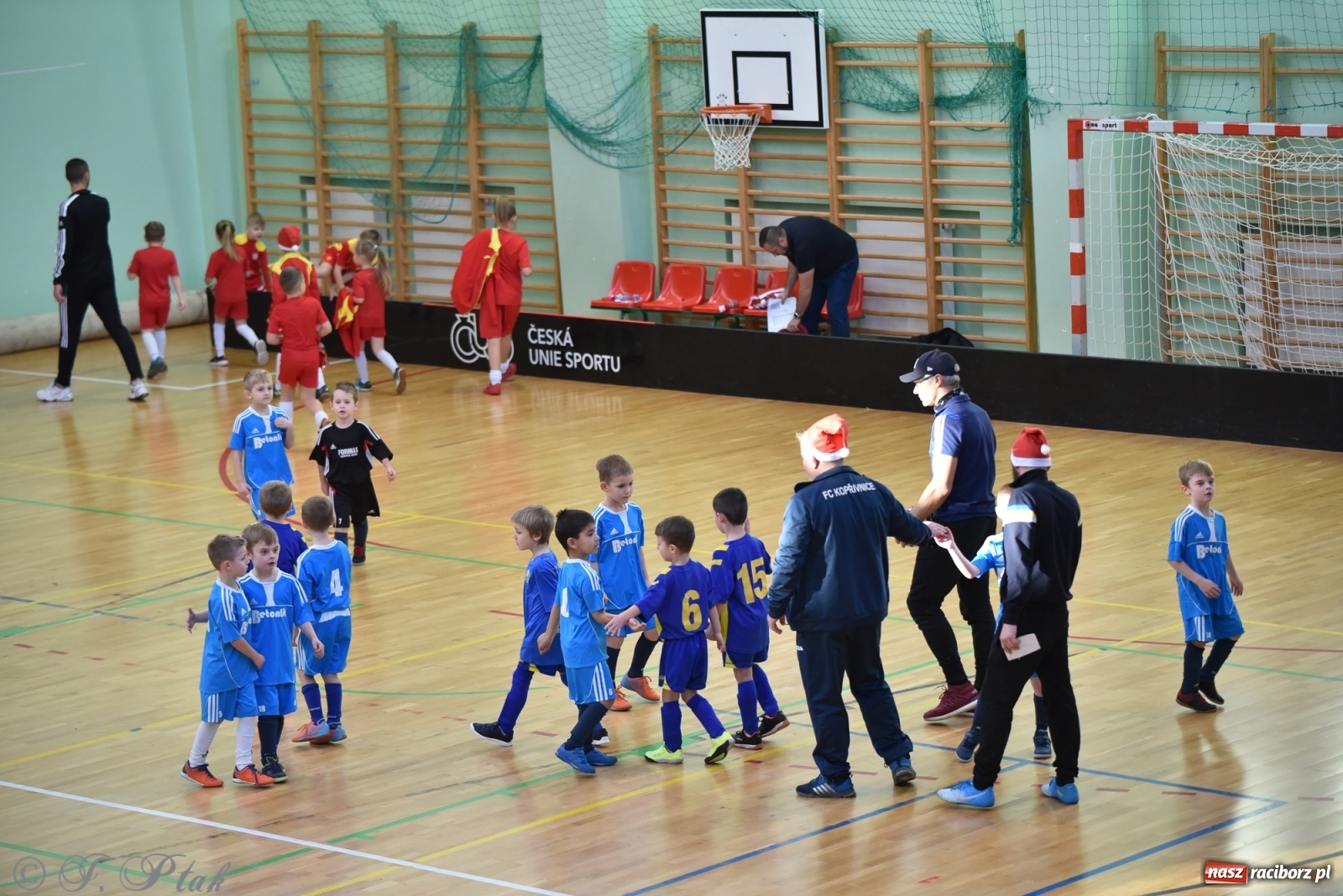 Zdjęcie w galerii na portalu naszraciborz.pl: Mikołajkowy turniej piłkarski w Arenie Rafako [FOTO i WIDEO] wiadomości z regionu