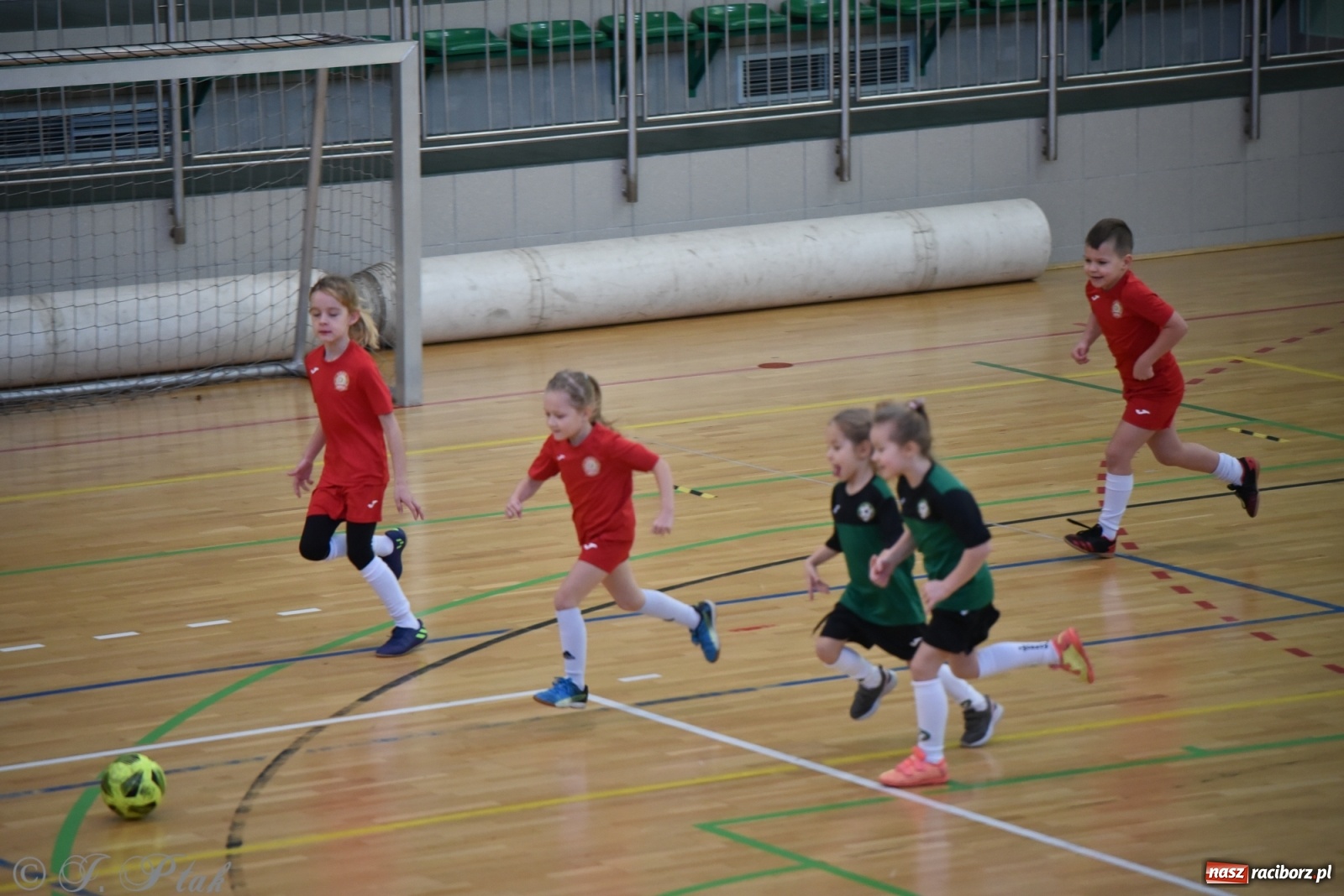 Zdjęcie w galerii na portalu naszraciborz.pl: Mikołajkowy turniej piłkarski w Arenie Rafako [FOTO i WIDEO] wiadomości z regionu
