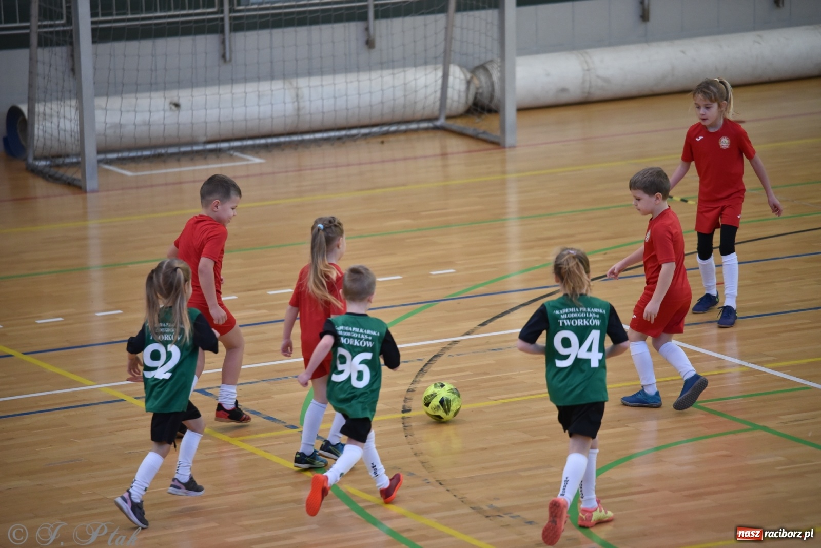 Zdjęcie w galerii na portalu naszraciborz.pl: Mikołajkowy turniej piłkarski w Arenie Rafako [FOTO i WIDEO] wiadomości z regionu