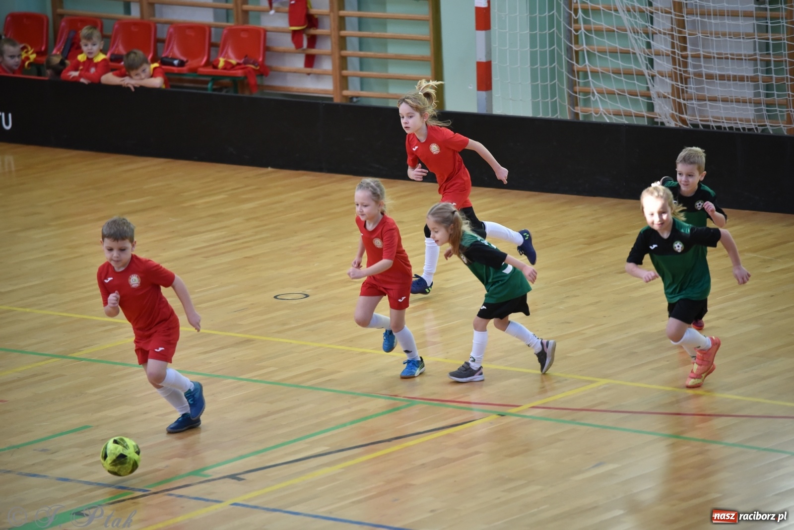 Zdjęcie w galerii na portalu naszraciborz.pl: Mikołajkowy turniej piłkarski w Arenie Rafako [FOTO i WIDEO] wiadomości z regionu