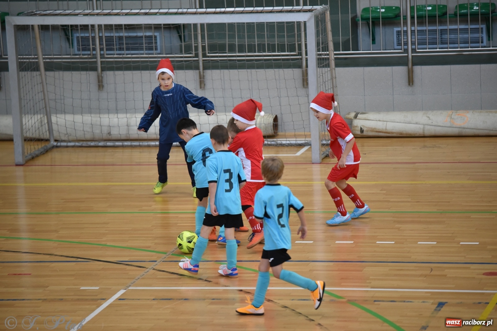 Zdjęcie w galerii na portalu naszraciborz.pl: Mikołajkowy turniej piłkarski w Arenie Rafako [FOTO i WIDEO] wiadomości z regionu