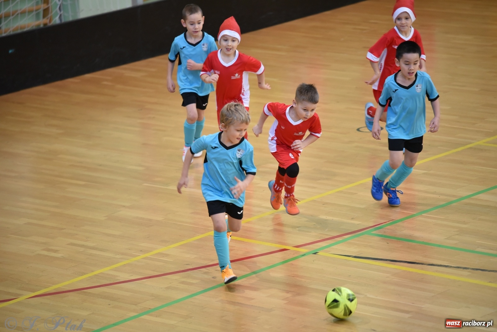 Zdjęcie w galerii na portalu naszraciborz.pl: Mikołajkowy turniej piłkarski w Arenie Rafako [FOTO i WIDEO] wiadomości z regionu
