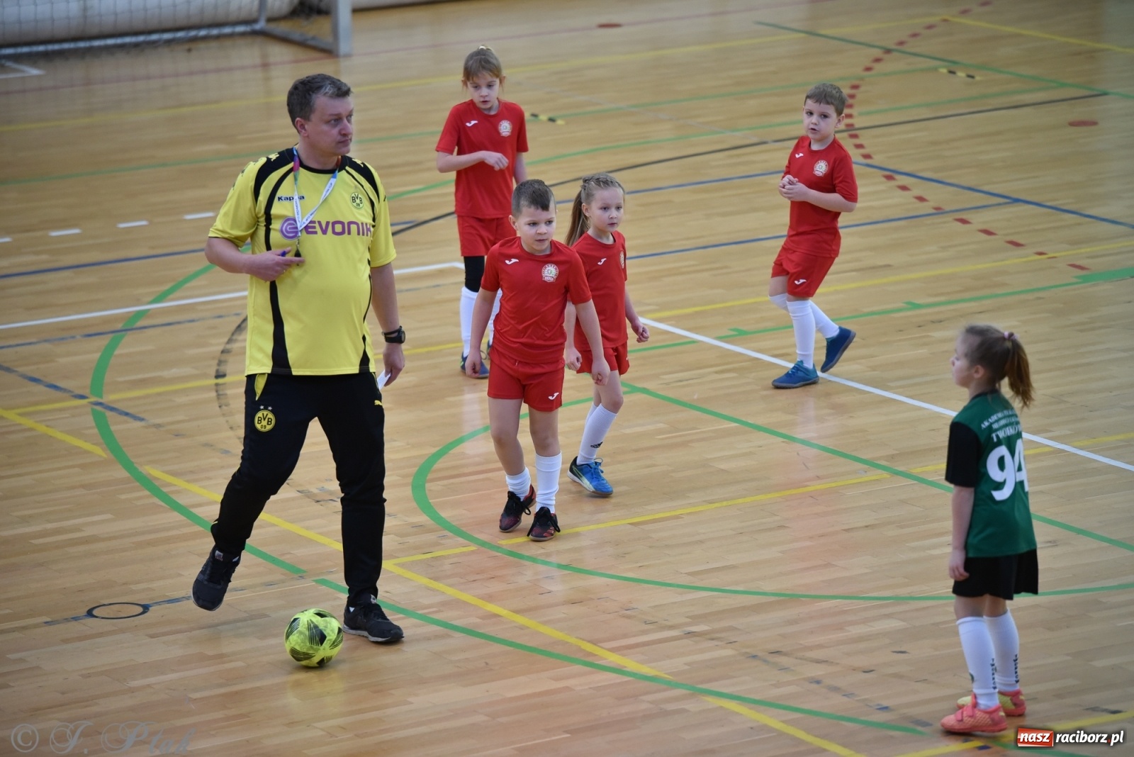 Zdjęcie w galerii na portalu naszraciborz.pl: Mikołajkowy turniej piłkarski w Arenie Rafako [FOTO i WIDEO] wiadomości z regionu