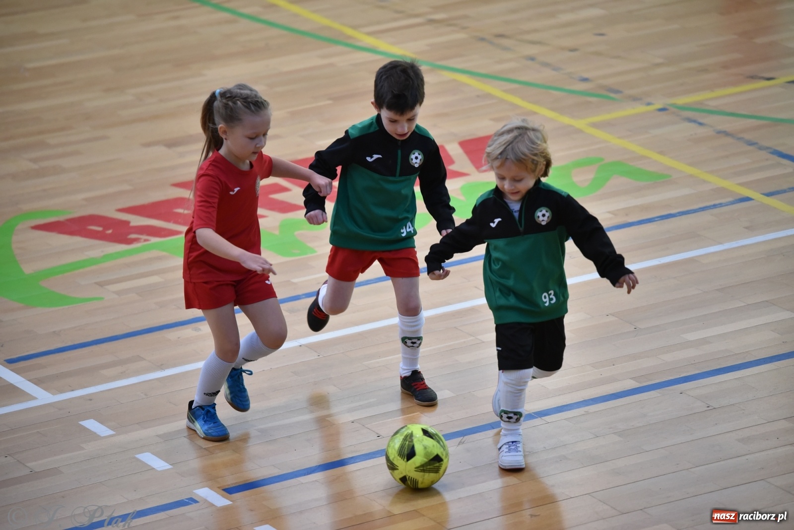 Zdjęcie w galerii na portalu naszraciborz.pl: Mikołajkowy turniej piłkarski w Arenie Rafako [FOTO i WIDEO] wiadomości z regionu