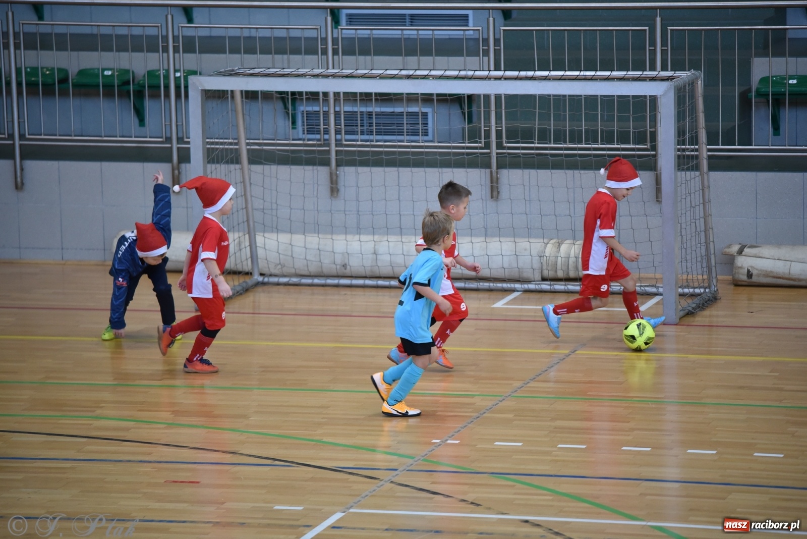 Zdjęcie w galerii na portalu naszraciborz.pl: Mikołajkowy turniej piłkarski w Arenie Rafako [FOTO i WIDEO] wiadomości z regionu