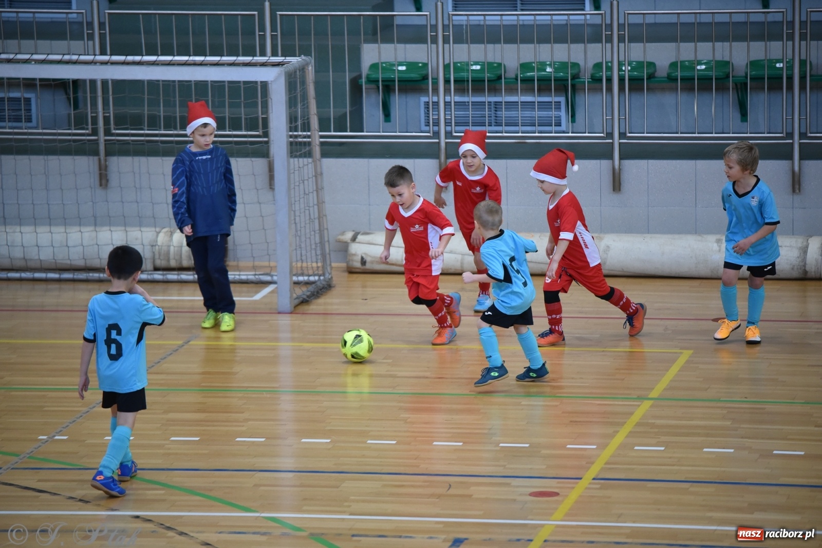 Zdjęcie w galerii na portalu naszraciborz.pl: Mikołajkowy turniej piłkarski w Arenie Rafako [FOTO i WIDEO] wiadomości z regionu