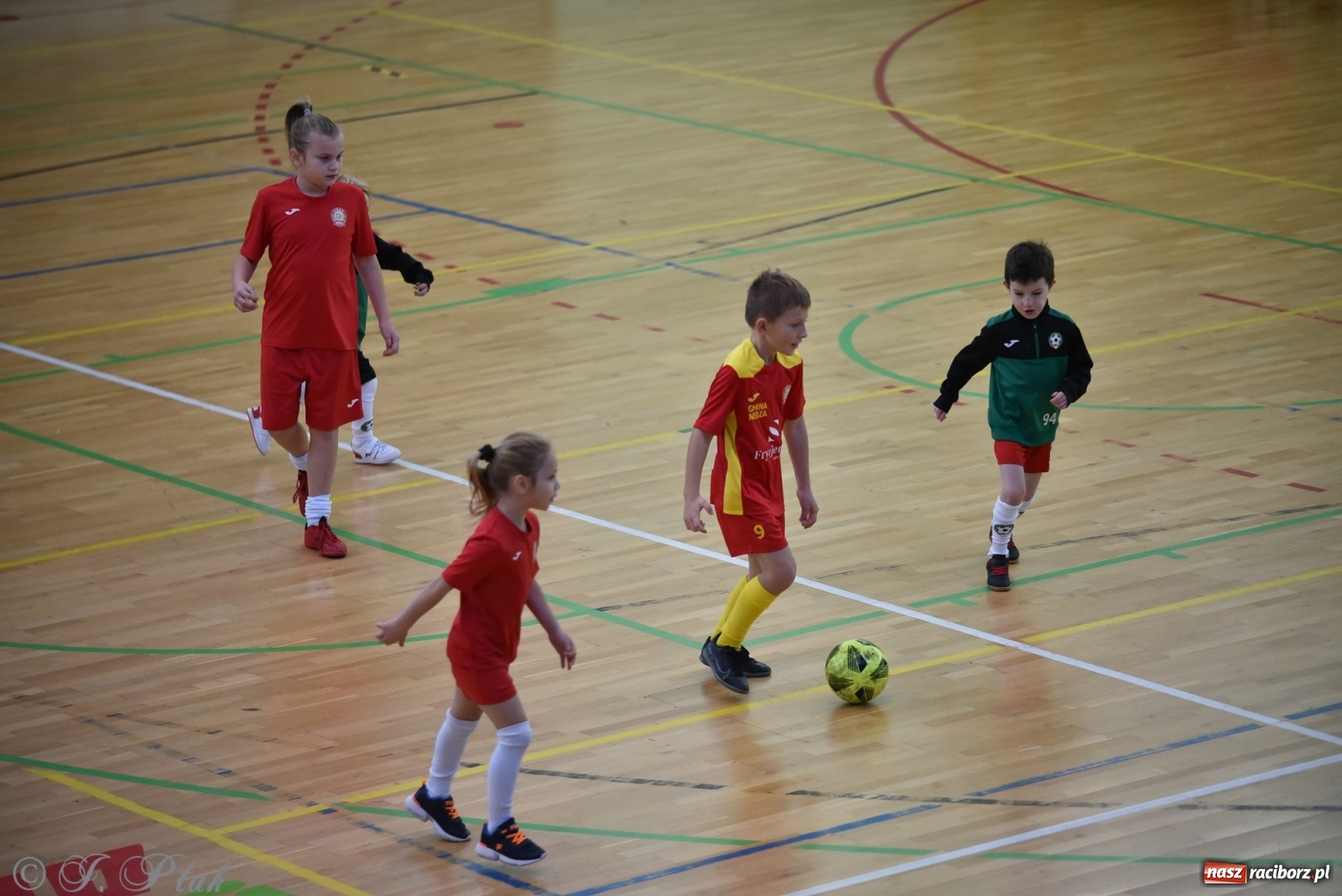 Zdjęcie w galerii na portalu naszraciborz.pl: Mikołajkowy turniej piłkarski w Arenie Rafako [FOTO i WIDEO] wiadomości z regionu